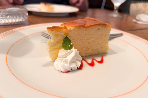 食後のデザートのチーズケーキ
