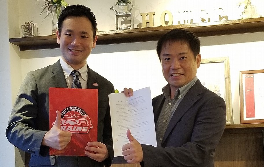 スポンサー契約更新記念撮影で笑顔の２人の男性