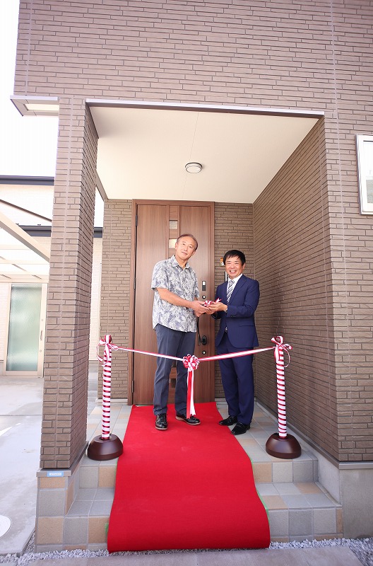 新築のお引き渡しセレモニーで笑顔の男性