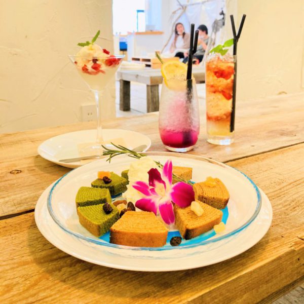 カフェのデザートとドリンク