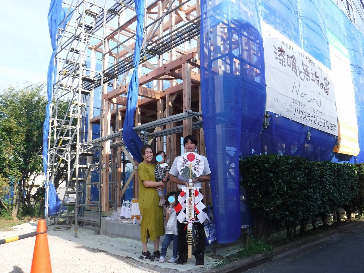 上棟式で記念撮影している家族